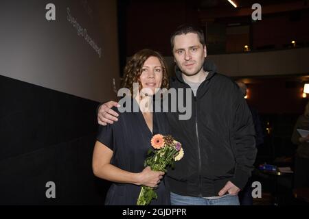 Direttore Amanda Kernell e attore Sverrir Gudnason a Stoccolma, Svezia, 03 novembre 2020, dopo l'annuncio che il loro film 'Charter' è stato scelto come la sottomissione svedese per l'Academy Award per il miglior film Internazionale Foto: Jessica Gow / TT code 10070 Foto Stock