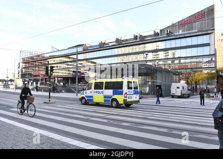 Forze di polizia svedesi in allerta nazionale contro Klarabergsgatan a Stoccolma, Svezia, il 06 novembre 2020, dopo una serie di attentati terroristici in Europa. Anche se il livello di minaccia terroristica del nationâ rimane invariato, lo scopo è, tra l'altro, quello di poter agire rapidamente in caso di un possibile attacco terroristico. Foto: Claudio Bresciani / TT / code 10090 Foto Stock