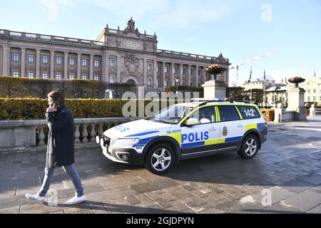 Forze di polizia svedesi in allerta nazionale al di fuori di Riksdagen a Stoccolma, Svezia, il 06 novembre 2020, dopo una serie di attentati terroristici in Europa. Anche se il livello di minaccia terroristica della nazione rimane invariato, lo scopo è, tra l’altro, essere in grado di agire rapidamente in caso di un possibile attacco terroristico. Foto: Claudio Bresciani / TT / code 10090 Foto Stock