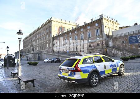 Le forze di polizia svedesi hanno fatto allerta nazionale al di fuori di Riksdagen e del Palazzo reale di Stoccolma, Svezia, il 06 novembre 2020, dopo una serie di attentati terroristici in Europa. Anche se il livello di minaccia terroristica della nazione rimane invariato, lo scopo è, tra l’altro, essere in grado di agire rapidamente in caso di un possibile attacco terroristico. Foto: Claudio Bresciani / TT / code 10090 Foto Stock