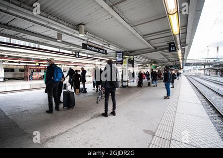 Persone in attesa di treni su una piattaforma alla stazione centrale di Stoccolma 09 novembre 2020. L'Agenzia svedese per la sanità pubblica ha deciso di adottare consigli più rigorosi per la regione di Stoccolma, tra l'altro, al fine di rallentare la diffusione del virus della corona del Covid-19 SARS cov-2. Le restrizioni più severe sono in vigore dall'ottobre 29 , inizialmente fino al novembre 19. Foto: Amir Nabizadeh / TT Kod 12040 Foto Stock