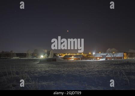 Eclissi lunare totale 2019 in Svezia durante l'inverno Foto: P-M Hedén / TT / code 11050 Foto Stock