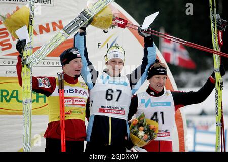 OSLO 20080308 Anders Sodergren di Svezia (C) piazzato primo, Lukas Bauer della Repubblica Ceca (L) piazzato secondo e Remo Fischer di Germania piazzato terzo alla Coppa del mondo maschile 50 km corsa di fondo a Holmenkollen vicino Oslo. Foto Stock