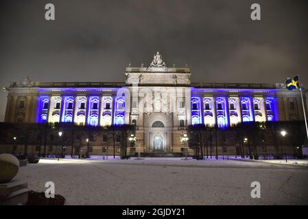 Il Riksdag svedese celebra la democrazia con uno spettacolo di luci a Stoccolma Svezia, 26 gennaio 2021. Martedì 26 gennaio sono passati esattamente cento anni da quando il Parlamento ha preso la seconda e ultima decisione di introdurre il suffragio universale e paritario in Svezia e le donne hanno finalmente potuto votare alle elezioni. Foto: Lars Schroder / TT / code 10510 Foto Stock