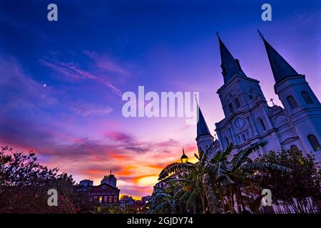 Jackson Square Moon Sunset Cattedrale di Saint Louis la facciata più antica della cattedrale, New Orleans, Louisiana. Costruito nel 1718 Luigi Re di Francia Foto Stock