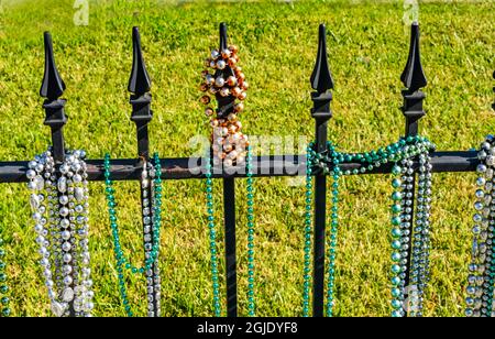 Bianco colorato, perle di vetro verde, Garden District, New Orleans, Louisiana. Perline consegnate al Mardi Gras. Foto Stock