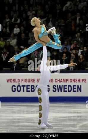 Aliona Savchenko e Robin Szolkowy in Germania eseguono la loro routine nel programma delle coppie brevi del World Figure Skating Championships a Gothenburg, Svezia. Foto Stock