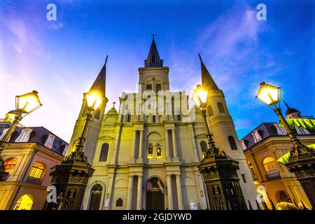 Luci serali Cattedrale Basilica della facciata di Saint Louis, New Orleans, Louisiana. Costruito nel 1718 Re Luigi Francia. Foto Stock