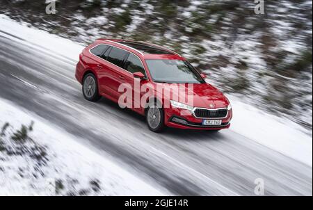 Ibrido plug-in Skoda Octavia Combi IV. Un'auto che guida su una strada innevata e ghiacciata Foto Anders Wiklund / TT code 10040 Foto Stock