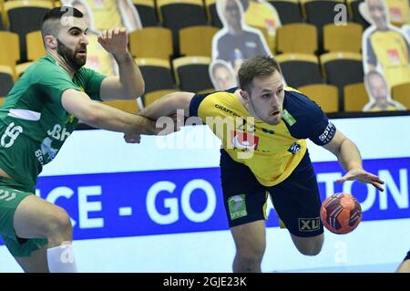 Milos Bozovic del Montenegro e Albin Lagergren della Svezia durante la partita di pallamano da uomo EHF Euro Qualifier tra Svezia e Montenegro alla Sparbanken Skane Arena di Lund, Svezia, 09 marzo 2021. Foto: Johan Nilsson / TT / Kod 50090 Foto Stock