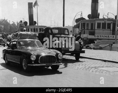 STOCCOLMA 1953-06-11 il regista italiano Roberto Rossellini e sua moglie, l'attrice svedese Ingrid Bergman lasciano Stoccolma nella loro Ferrari 212 Inter giugno 11 1953. L'attrice Ingrid Bergman è venuta a Stoccolma per ricevere un premio cinematografico. Foto Stock