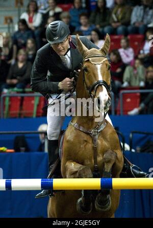 Il pilota tedesco Heinrich Hermann Engemann, sul suo cavallo Aboyeur, ha vinto il primo round della World Cup Equestrian finale a Gothenburg. Foto Stock