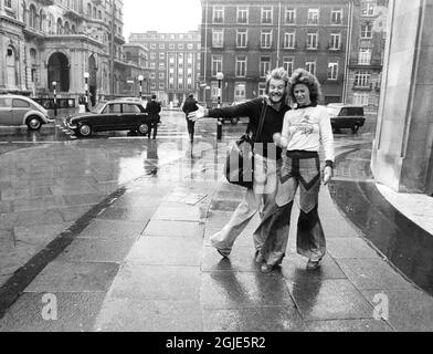 Londra 1974-06-28 ABBA 1974. Benny Andersson e anni-Frid Lyngstad nella pioggia battente a Londra a seguito del loro successo con 'Waterloo'. Foto: Jacob Forsell / Expressen / TT / Codice: 14 Foto Stock