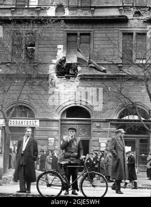 BUDAPEST 1956-11-01 la Rivoluzione Ungherese 1956. Una delle molte case danneggiate a Budapest. Foto: Folke Hellberg / DN / TT code 23 Foto Stock