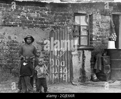 Bambini su una strada nella cittadina di Soweto fuori Johannesburg, Sud Africa, 29 ottobre 1977. Photo: Sven-Erik Sjoberg / DN / TT / code 53 Foto Stock