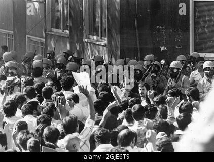 Proteste contro Shah Mohammad Reza Pahlavi a Teheran, Iran, 09 settembre 1978. Soldati del governo in maschere a gas e con armi da fuoco su tutte le strade principali e agli incroci prima che i primi colpi sono stati sparati. Foto: Stig A Nilsson / DN / TT / code 43 Foto Stock