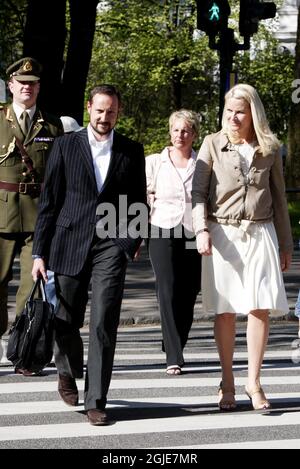 Il principe ereditario Haakon e la principessa ereditaria mette-Marit hanno fatto una passeggiata dal Palazzo reale al seminario delle Nazioni Unite a Oslo, Norvegia. Foto Stock