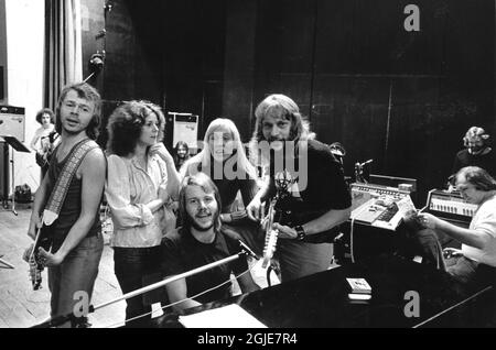 Didascalia orig: ABBA ha un 'aiutante' con loro mentre si dirigono a Copenhagen oggi per iniziare il loro lungamente annunciato tour europeo: Boris Lindqvist. Un tempo noto come "Rock-Boris", ora membro dei Beatmakers, il gruppo di supporto per ABBA, in occasione di 12 concerti in Germania, Austria e Svizzera. A proposito, potete vedere che il quartetto ABBA nella foto pesa 19 chili in meno rispetto all'ultima volta che li avete visti? Proprio così - Bjorn Ulvaeus ha perso 11 chili, e Benny Andersson 8. Le ragazze Agnetha Faltskog e Anni-Frid Lyngstad hanno mantenuto lo stesso peso di prima. Foto: Hans Jakobsson / Expressen / TT / Foto Stock