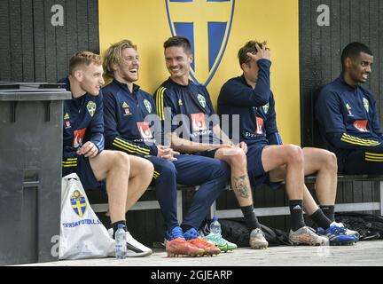 Swedens (L-R) Dejan Kulusevski, Emil Forsberg, Mikael Lustig, Pierre Bengtsson e Alexander Isak chiacchierano dopo una sessione di allenamento alla riunione della squadra nazionale di calcio a Bastad, Svezia, il 26 maggio 2021, prima dei campionati europei. Foto: Anders Wiklund / TT / code 10040 Foto Stock