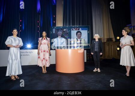 Da sinistra a destra: Crown Princess Victoria, ospite di Amie Bramme Sey, sullo schermo il premio di quest'anno dell'autore francese Jean-Claude Mourlevat e il premio dell'anno scorso dell'artista del libro d'immagine del South Corean Baek Heena, il presidente della giuria Boel Westin del premio Alma (il premio commemorativo Astrid Lindgren) e il ministro svedese della Cultura e della democrazia Amanda Lind. L'Alma Award 2021 è una cerimonia digitale dovuta alla pandemia della corona. Stoccolma, Svezia, 31 maggio 2021 Foto: Christine Olsson / TT / codice 10430 Foto Stock