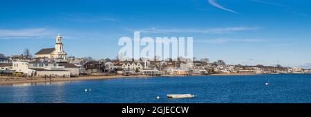 USA, New England, Massachusetts, Cape Cod, Provincetown, vista sul porto con la Biblioteca Provincetown Foto Stock