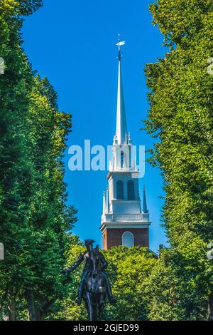 Statua di Paul Revere, Old North Church, Freedom Trail, Boston, Massachusetts. I Patrioti mettevano 1 lanterna in campanile se i redcappotti andavano via terra e 2 se Foto Stock