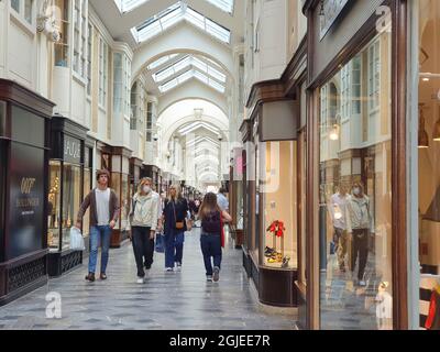 Londra, UK, 9 settembre 2021: Nella Burlington Arcade di Londra alcuni window-shoppers indossano maschere facciali, altri no. Non vi è alcun obbligo legale di indossare maschere per il viso, anche al chiuso, e la galleria può non contare come uno spazio interno a seconda del vostro perseguitivo. Le vie dello shopping di Londra sono più animate di quanto non siano state da tempo, se non completamente recuperate a livelli pre-pandemici. Anna Watson/Alamy Live News Foto Stock