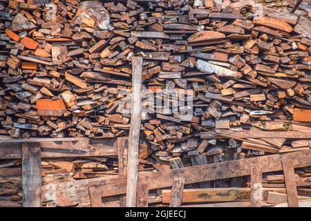 Accatastati pezzi di legna da ardere nel magazzino Foto Stock