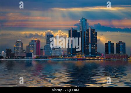 USA, Michigan. Tramonto nuvoloso sullo skyline del centro di Detroit. Foto Stock