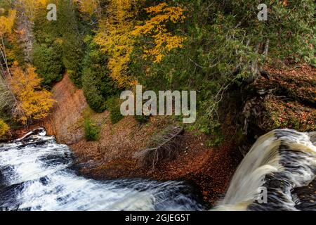 Cascate in autunno al Laughing Whitefish Falls state Park, Michigan, USA Foto Stock