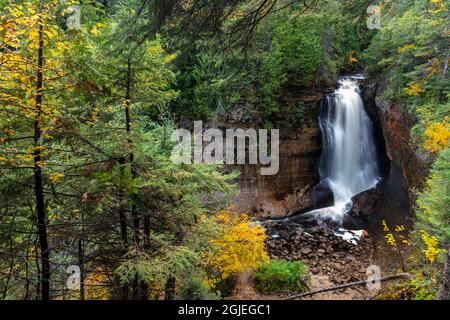 Miners Falls in autunno al Pictured Rocks National Lakeshore, Michigan, USA Foto Stock