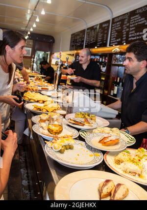 Tapas bar a San Sebastian, Donostia, Paesi Baschi, Spagna Foto Stock