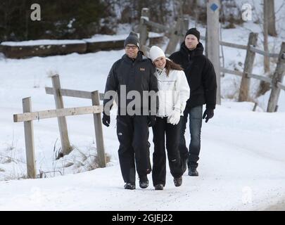 Crown Princess Victoria e il suo ragazzo Daniel Westling fanno una passeggiata nei dintorni nevosi del Castello di Drottningholm 10 km ad ovest della capitale Stoccolma, Svezia, Foto Stock