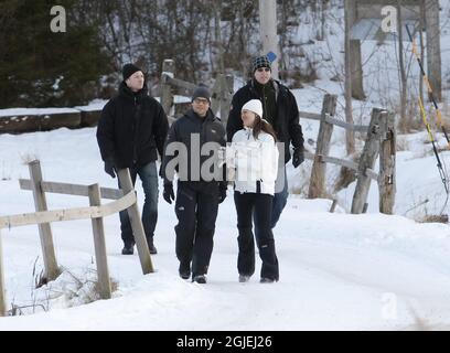 Crown Princess Victoria e il suo ragazzo Daniel Westling fanno una passeggiata nei dintorni nevosi del Castello di Drottningholm 10 km ad ovest della capitale Stoccolma, Svezia, Foto Stock