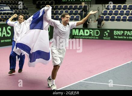 Harel Levy of Israel celebra la sconfitta svedese di Andreas Vinciguerra dopo il loro primo turno di tennis Coppa Davis, il quinto e decisivo, nella Baltic Arena di Malmo, Svezia, domenica 8 marzo 2009. Israele ha vinto il 1° turno 3-2. Foto Stock