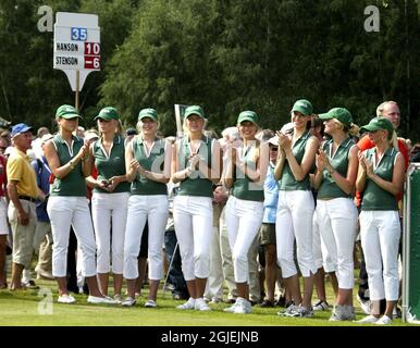 Ragazze da parte... Peter Hanson in Svezia suona insieme a Henrik Stenson in Svezia durante il 3° giorno del torneo di golf Scandinavian Masters Foto Stock