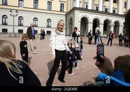 OSLO 20090605: La principessa norvegese Ingrid Alexandra ha ricevuto il Miljoagentparaden, una manifestazione rispettosa dell'ambiente, insieme alla madre, la principessa Crown mette Marit, alla corte reale di Oslo venerdì. Foto: Lise Aserud / SCANPIX NORGE / SCANPIX / kod 20520 Foto Stock