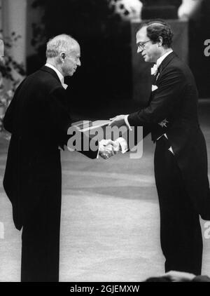Claude Simon, Francia, la scelta più apprezzata di quest'anno per il Premio Nobel per la letteratura, che ha ricevuto il premio dal re Carl XVI Gustaf di Svezia alla solenne cerimonia nella sala concerti di Stoccolma Foto Stock