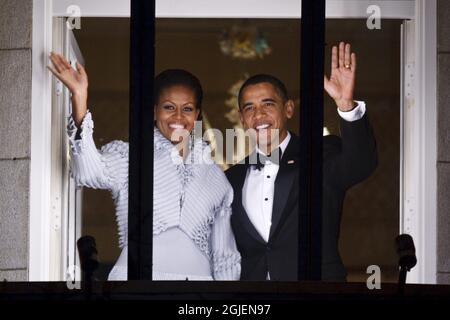 Il Presidente DEGLI STATI UNITI Barack Obama e sua moglie Michelle Obama hanno avuto un'ondata dal balcone del Grand Hotel di Oslo, Norvegia, dove Obama ha ricevuto il Premio Nobel per la pace il 10 dicembre 2009. Foto Stock