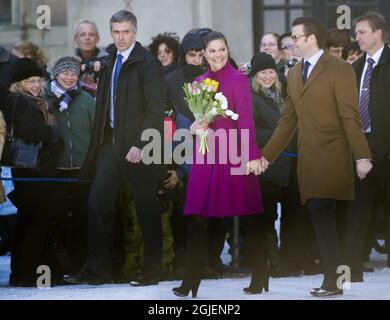 La principessa Crown Victoria con il suo fidanzato Daniel Westling festeggia il suo nome nella Piazza del Palazzo reale di Stoccolma, Svezia Foto Stock