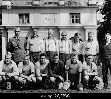 La squadra di calcio svedese della Coppa del mondo nel 1958 si è riunita a Lillsved a Varmdo fuori Stoccolma. In cima alla fila da sinistra, Carl-Elis 'Winnie' Hallden (Team leader), Nils Liedholm, Agne Simonsson, Gunnar Gren, Kurt Hamrin, Lennart 'Nackaa' Skoglund e George Raynor (allenatore). Fila inferiore da sinistra, Sigge Parling, Sven Axbom, Bengt 'Julle' Gustavsson, David Smith, Tony Randall e Reino Borjesson. Foto Stock