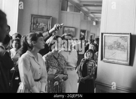 Attrice Ingrid Bergman (a destra) durante una visita al Louvre di Parigi insieme alla figlia Pia Lindstrom (accanto a Ingrid sulla sinistra) Foto Stock