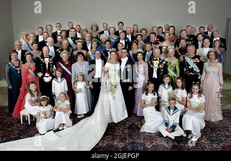 Una foto di famiglia che include ospiti d'onore, scattata al Palazzo reale di Stoccolma, Svezia dopo le nozze della principessa svedese Vittoria e del principe Daniel Westling, il duca di Vastergotland. Prima fila da L: Il presidente delle Finlands Tarja Halonen, la regina Sonja, il re Harald, la regina Beatrice, Ewa Westling, Olle Westling, Crown Princess Victoria, Prince Daniel, Queen Silvia, King Carl XVI Gustaf, Queen Margrethe II, Prince Henrik, Queen Sofia. Seconda fila da L: Pentii Arajarvi, Dorrit Moussaieff, il presidente islandese Olafur Ragnar Grimsson, la regina Paola, il re Alberto II, la principessa Madeleine, il principe C. Foto Stock