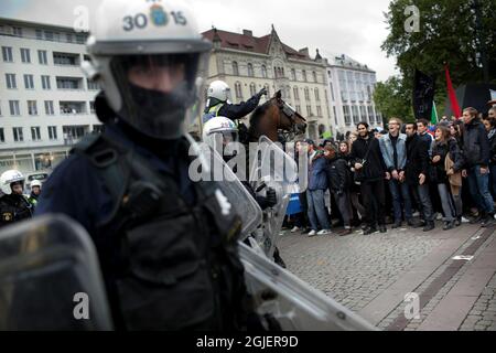 Rivolte durante una riunione elettorale dei membri di destra Sverige Demokraterna per Ramhorn, Christian Westling e Kent Ekroth nel centro di Malmo, Svezia, Foto Stock