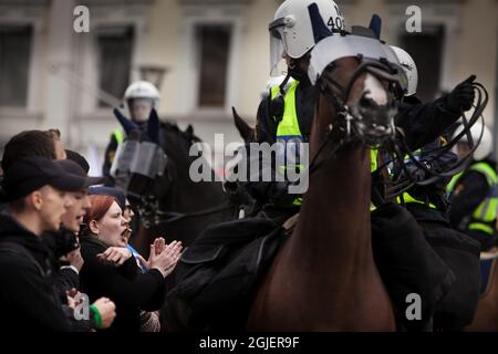 Rivolte durante una riunione elettorale dei membri di destra Sverige Demokraterna per Ramhorn, Christian Westling e Kent Ekroth nel centro di Malmo, Svezia, Foto Stock