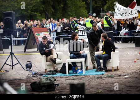 Rivolte durante una riunione elettorale dei membri di destra Sverige Demokraterna per Ramhorn, Christian Westling e Kent Ekroth nel centro di Malmo, Svezia, Foto Stock