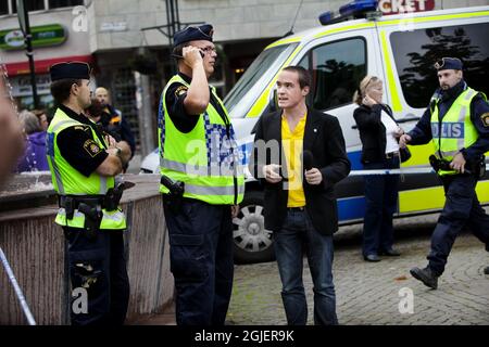 Rivolte durante una riunione elettorale dei membri di destra Sverige Demokraterna per Ramhorn, Christian Westling e Kent Ekroth nel centro di Malmo, Svezia, Foto Stock