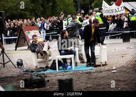 Rivolte durante una riunione elettorale dei membri di destra Sverige Demokraterna per Ramhorn, Christian Westling e Kent Ekroth nel centro di Malmo, Svezia, Foto Stock