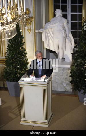 Mario Vargas Llosa tiene la sua conferenza Nobel presso l'Accademia svedese nella città vecchia di Stoccolma, Svezia. Il premio Nobel per la letteratura del 2010 è cittadino peruviano e spagnolo. Venerdì riceverà il premio Nobel. La statua dietro di lui raffigura re Gustaf III, fondatore dell'accademia. Foto Stock