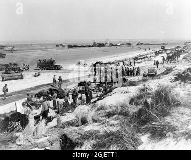 Truppe statunitensi che istituiscono posti di comando a Utah Beach durante lo sbarco in Normandia nel giugno 1944 Foto Stock